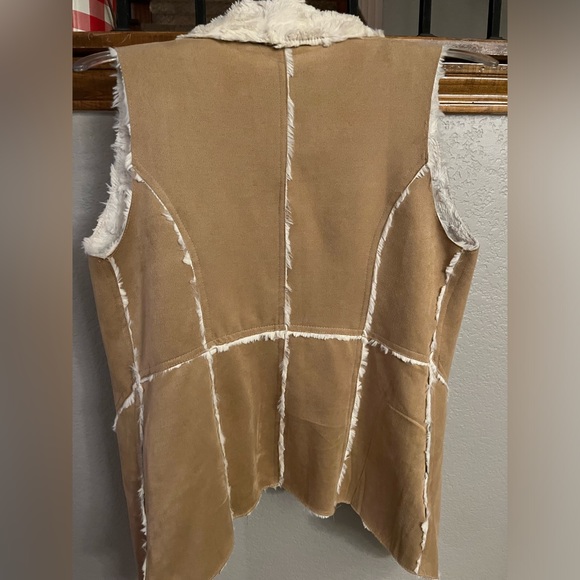 Adorable faux suede vest - Picture 2 of 4
